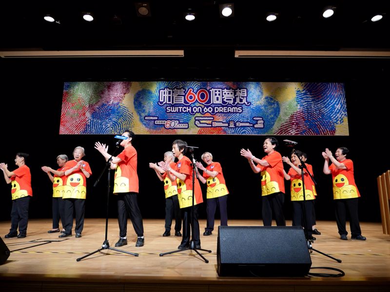 組別「分享歡笑．分享愛」的一班婆婆在台上教授哈哈笑瑜珈，令全場充滿笑聲。